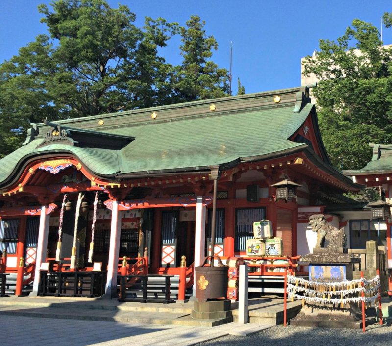 Photo of Fukashi Shrine with a green roof and red accents: a local shrine in Matsumoto city dedicated to the gods of war and learning